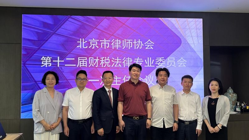 公司法人变更，原法人必到吗？法律流程全解析**